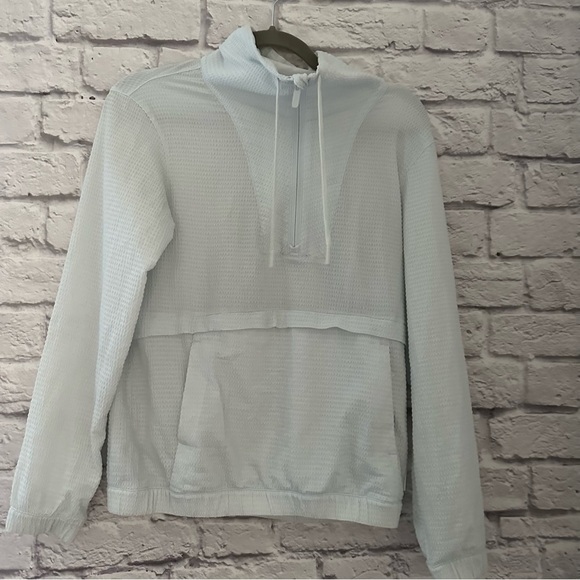 Lululemon woman’s light weight jacket - Picture 4 of 12